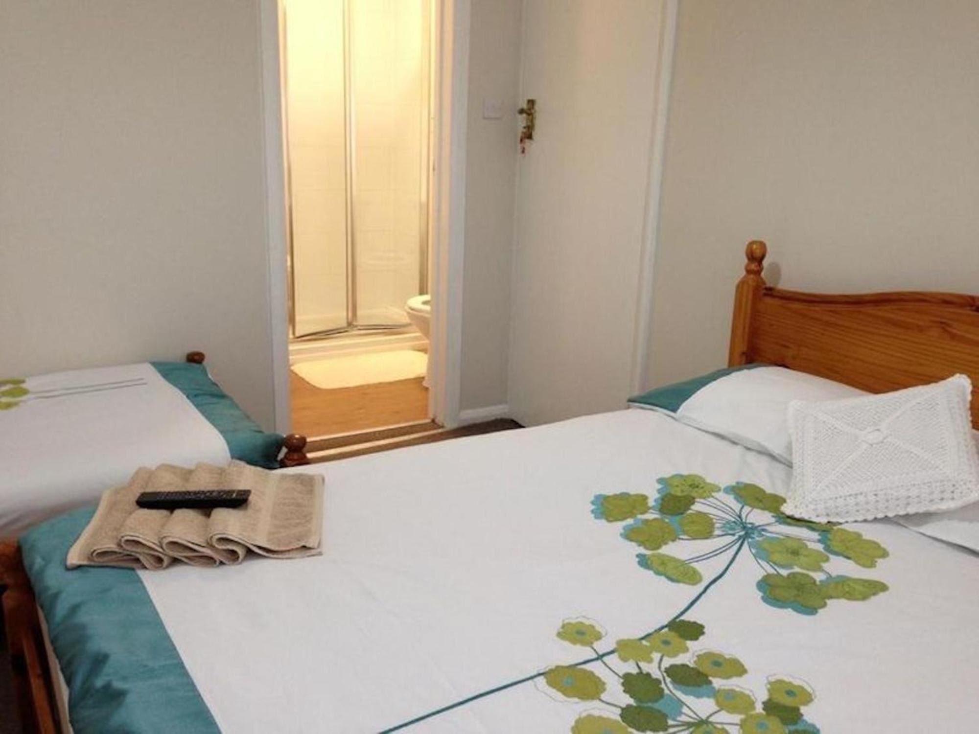 Room In Guest Room - Comfortable Family Room With Tv, Free Fast Wifi, Sleeps 4 With 1 Bunk Bed Хейс Экстерьер фото